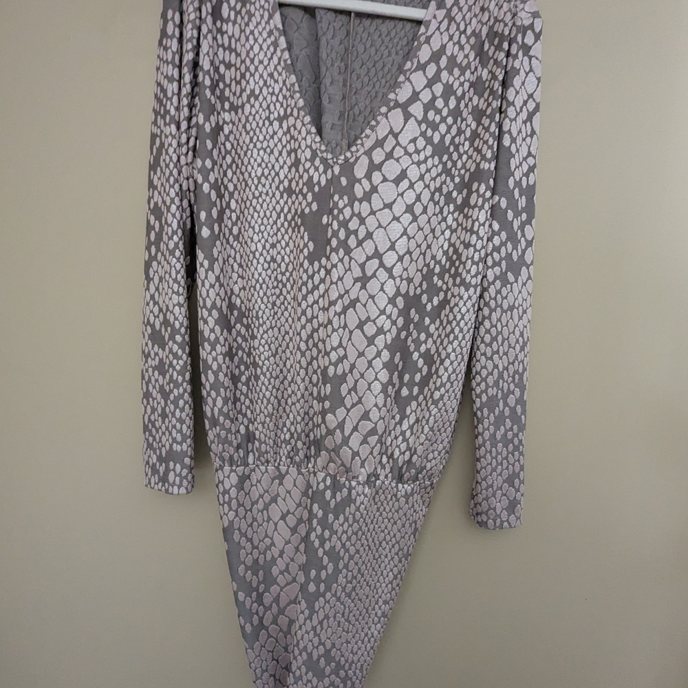 Very Flattering VENUS Gray and White Long Sleeve Dress- Length adjustable.